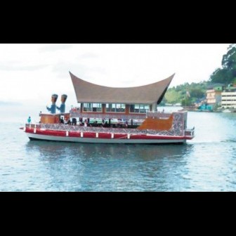 Makan Siang Keliling Danau Toba